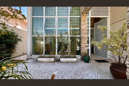 Casa à venda com 690m², 5 quartos e 4 vagasEntrada