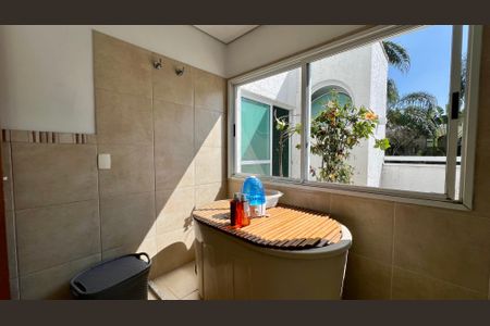 Casa à venda com 690m², 5 quartos e 4 vagasBanheiro da Suíte 3 Ela