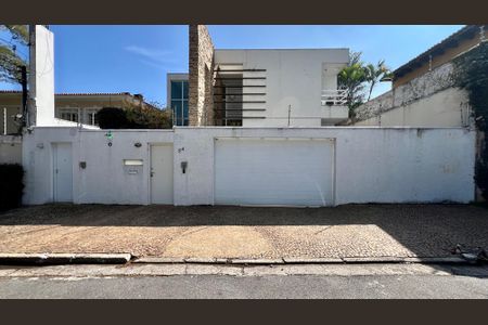 Casa à venda com 690m², 5 quartos e 4 vagasFachada