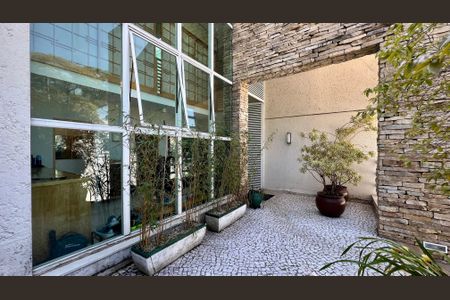 Casa à venda com 690m², 5 quartos e 4 vagasEntrada