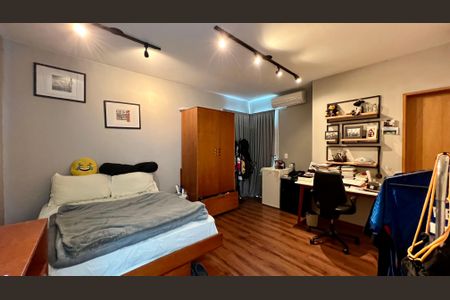 Casa à venda com 690m², 5 quartos e 4 vagasSuíte 2