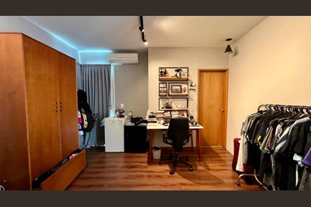 Casa à venda com 690m², 5 quartos e 4 vagasSuíte 2