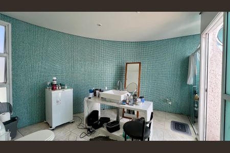 Casa à venda com 690m², 5 quartos e 4 vagasBanheiro da Suíte 3 Ele