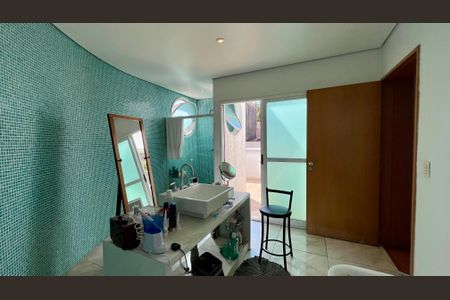 Casa à venda com 690m², 5 quartos e 4 vagasBanheiro da Suíte 3 Ele