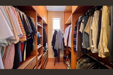 Casa à venda com 690m², 5 quartos e 4 vagasCloset da suíte 3