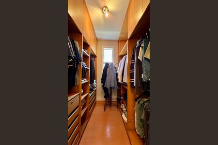 Casa à venda com 690m², 5 quartos e 4 vagasCloset da suíte 3