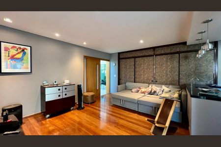 Casa à venda com 690m², 5 quartos e 4 vagasSala de TV