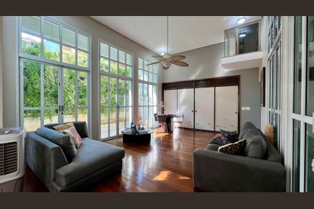 Casa à venda com 690m², 5 quartos e 4 vagasSala