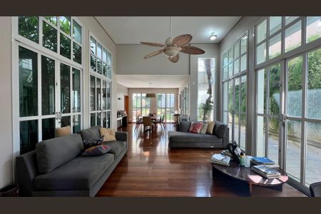 Casa à venda com 690m², 5 quartos e 4 vagasSala