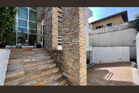 Casa à venda com 690m², 5 quartos e 4 vagasEntrada