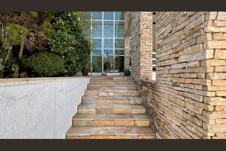 Casa à venda com 690m², 5 quartos e 4 vagasEntrada