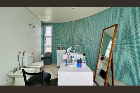 Casa à venda com 690m², 5 quartos e 4 vagasBanheiro da Suíte 3 Ele