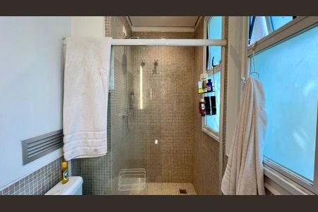 Casa à venda com 690m², 5 quartos e 4 vagasBanheiro da Suíte 1