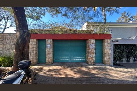 Casa à venda com 249m², 3 quartos e 4 vagas Casa à venda com 249m², 3 quartos e 4 vagasFachada