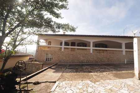 Casa para alugar com 5285m², 3 quartos e 8 vagasQuintal