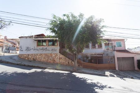 Casa à venda com 120m², 2 quartos e 2 vagasFachada