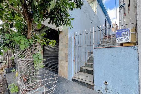Casa à venda com 240m², 2 quartos e 2 vagasFachada 