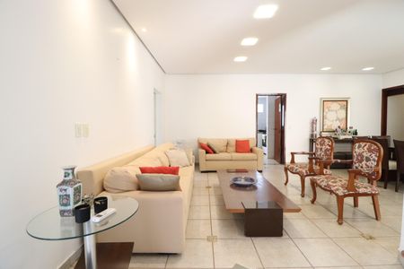 Casa para alugar com 350m², 4 quartos e 4 vagasSala