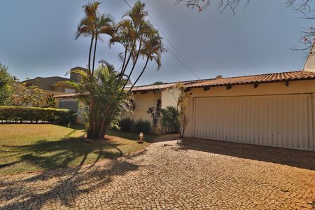 Casa para alugar com 350m², 4 quartos e 4 vagasFachada