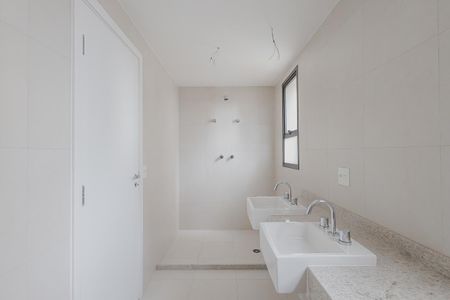 Apartamento para alugar com 298m², 4 quartos e 3 vagasBanheiro da Suíte 2