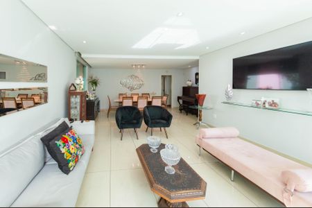 Casa para alugar com 600m², 5 quartos e 4 vagasSala