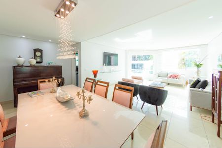 Casa para alugar com 600m², 5 quartos e 4 vagasSala