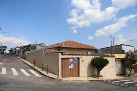 Casa à venda com 200m², 3 quartos e 2 vagasFachada / Plaquinha  AAIU-84