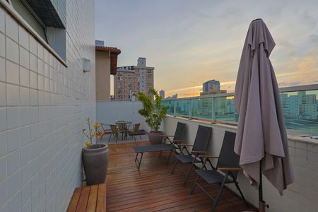 Apartamento à venda com 314m², 4 quartos e 5 vagas Apartamento à venda com 314m², 4 quartos e 5 vagasTerraço