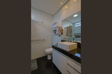 Apartamento à venda com 314m², 4 quartos e 5 vagas Apartamento à venda com 314m², 4 quartos e 5 vagasBanheiro da Suíte 1