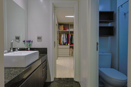 Apartamento à venda com 314m², 4 quartos e 5 vagas Apartamento à venda com 314m², 4 quartos e 5 vagasBanheiro dos Quartos 1 e 2