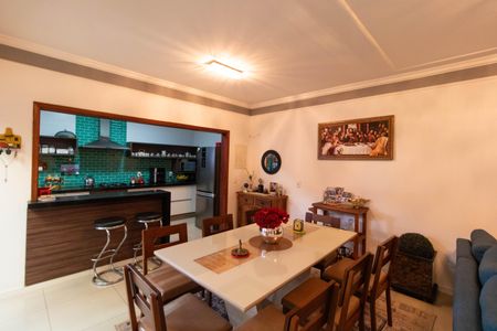 Casa à venda com 120m², 3 quartos e 2 vagasSala