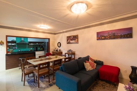 Casa à venda com 120m², 3 quartos e 2 vagasSala