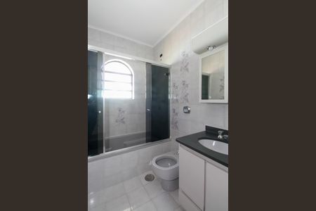 Casa à venda com 320m², 3 quartos e 4 vagasBanheiro da Suíte 1