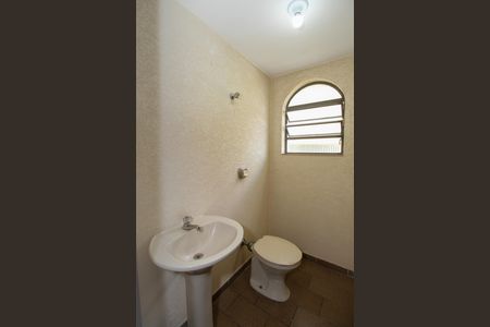 Casa à venda com 320m², 3 quartos e 4 vagasBanheiro de Serviço 2