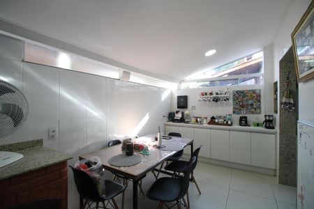 Casa de condomínio à venda com 146m², 4 quartos e 2 vagasCozinha