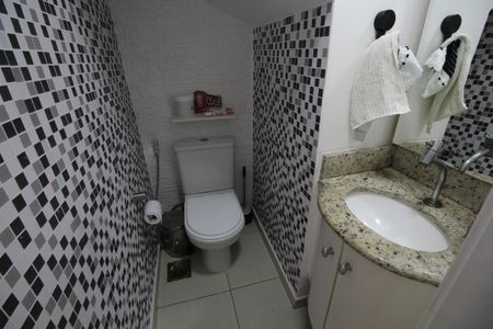 Casa de condomínio à venda com 146m², 4 quartos e 2 vagasLavabo