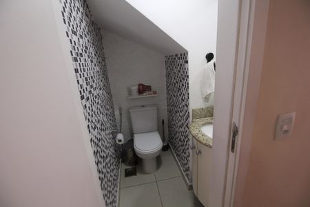 Casa de condomínio à venda com 146m², 4 quartos e 2 vagasLavabo
