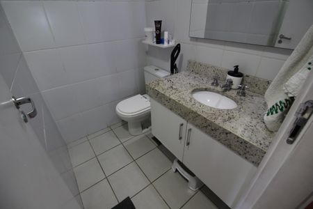 Casa de condomínio à venda com 146m², 4 quartos e 2 vagasBanheiro Social