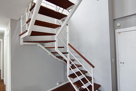 Apartamento para alugar com 185m², 3 quartos e 2 vagasescada