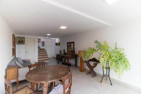 Sala de casa de condomínio à venda com 3 quartos, 160m² em Maria Paula, Niterói