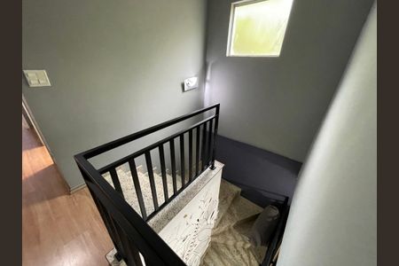 Casa à venda com 95m², 2 quartos e 2 vagas Casa à venda com 95m², 2 quartos e 2 vagasEscada