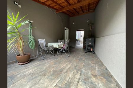 Casa à venda com 95m², 2 quartos e 2 vagas Casa à venda com 95m², 2 quartos e 2 vagasEntrada