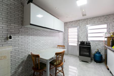 Casa à venda com 134m², 2 quartos e 2 vagas Casa à venda com 134m², 2 quartos e 2 vagasCozinha