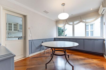 Casa de condomínio à venda com 754m², 4 quartos e 4 vagas Casa de condomínio à venda com 754m², 4 quartos e 4 vagasSala de Jantar