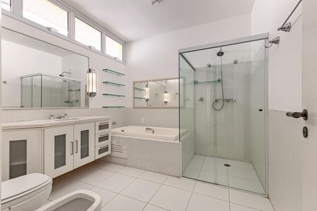 Casa de condomínio à venda com 754m², 4 quartos e 4 vagas Casa de condomínio à venda com 754m², 4 quartos e 4 vagasBanheiro