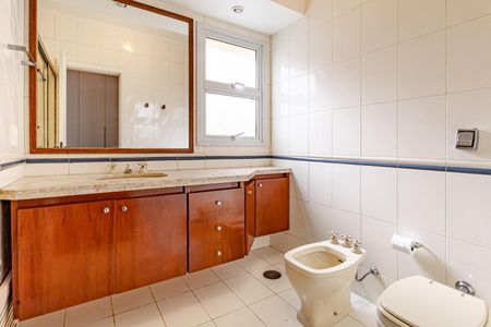 Casa de condomínio à venda com 754m², 4 quartos e 4 vagas Casa de condomínio à venda com 754m², 4 quartos e 4 vagasBanheiro