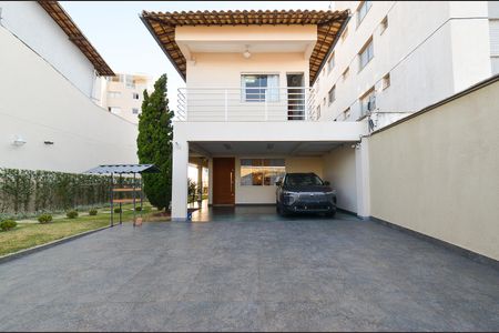 Casa à venda com 420m², 4 quartos e 6 vagas Casa à venda com 420m², 4 quartos e 6 vagasÁrea externa - Garagem