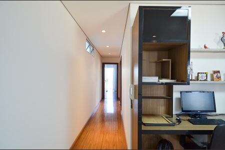 Casa à venda com 420m², 4 quartos e 6 vagas Casa à venda com 420m², 4 quartos e 6 vagasCorredor 2º pavimento