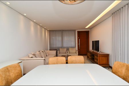 Casa à venda com 420m², 4 quartos e 6 vagas Casa à venda com 420m², 4 quartos e 6 vagasSala