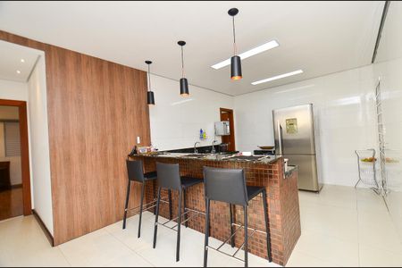 Casa à venda com 420m², 4 quartos e 6 vagas Casa à venda com 420m², 4 quartos e 6 vagasCozinha 2